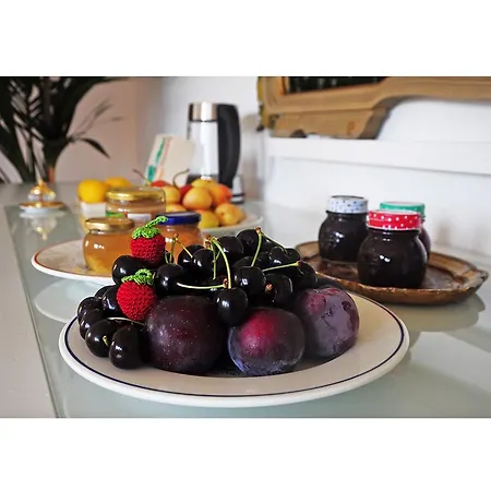 לינה וארוחת בוקר Agora 4*