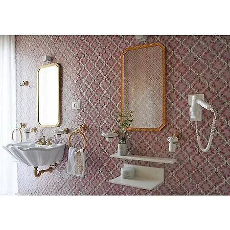 Agora לינה וארוחת בוקר 4*