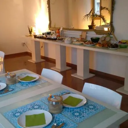 Agora לינה וארוחת בוקר 4*